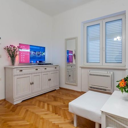 Chic Apartment In Center Split Bilik gambar